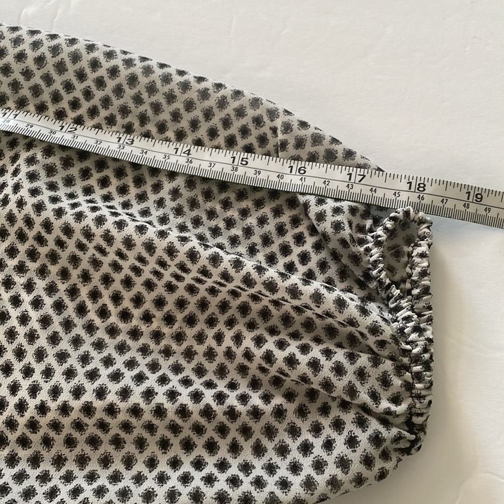 H&M blouse size 2 black & white print V neck button down long sleeve w/ elastic - Picture 10 of 11